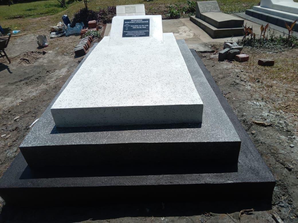Grave finishing with tiles and granite